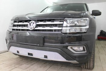 4 999 р. Защитная сетка в бампер (низ, с парктроником, ячейка 4х10 мм) Стрелка11 Премиум Volkswagen Teramont CA1 дорестайлинг (2016-2020) (Хром)  с доставкой в г. Воронеж. Увеличить фотографию 4