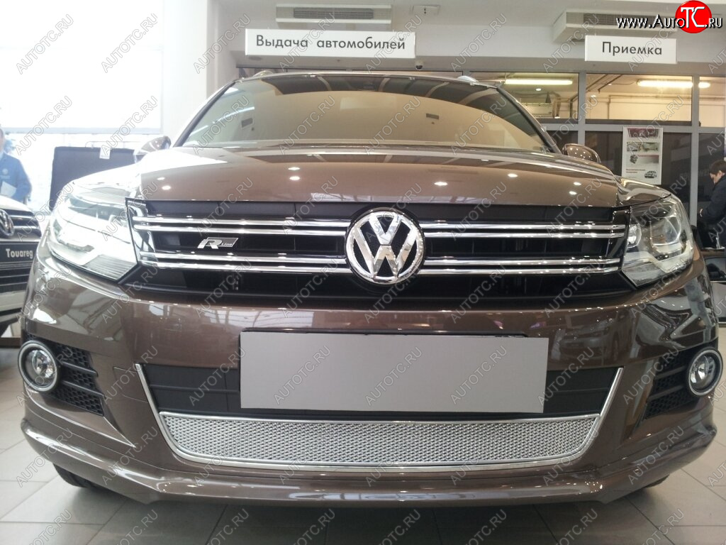 3 999 р. Защитная сетка в бампер (низ, ячейка 4х10 мм) Стрелка11 Премиум  Volkswagen Tiguan  NF (2011-2017) рестайлинг (Хром)  с доставкой в г. Воронеж