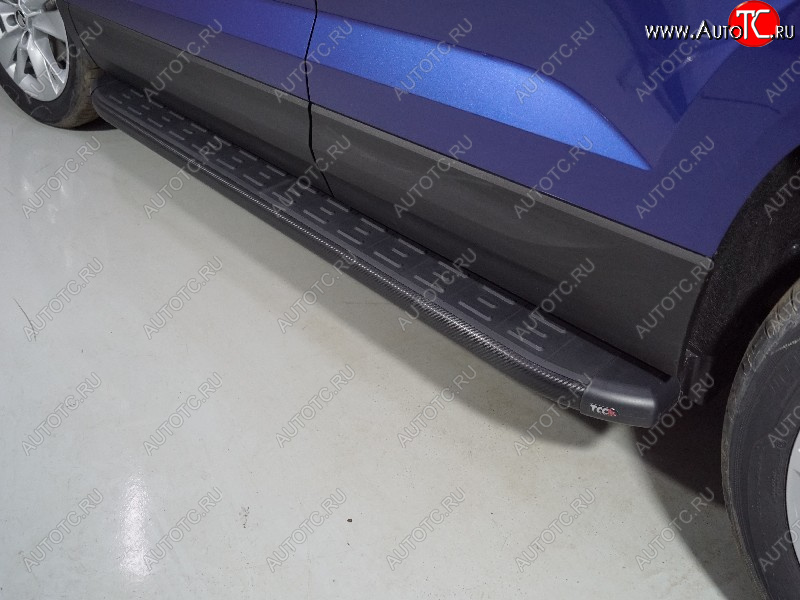 21 999 р. Пороги алюминиевые с пластиковой накладкой ТСС Тюнинг  Skoda Karoq  NU7 (2020-2025) рестайлинг (карбон черные)  с доставкой в г. Воронеж