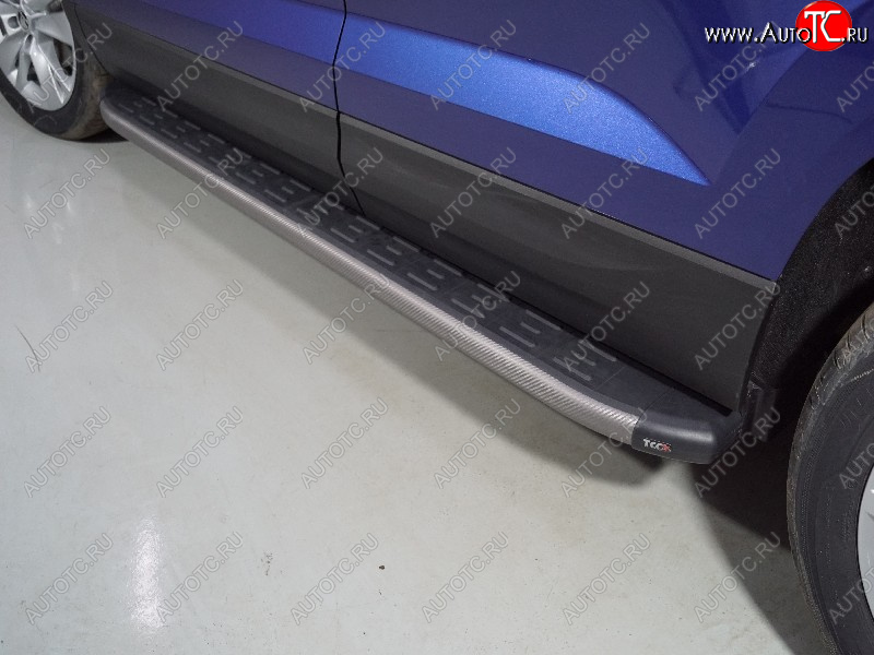 21 999 р. Пороги алюминиевые с пластиковой накладкой, ТСС Тюнинг  Skoda Karoq  NU7 (2020-2025) рестайлинг (карбон серые)  с доставкой в г. Воронеж