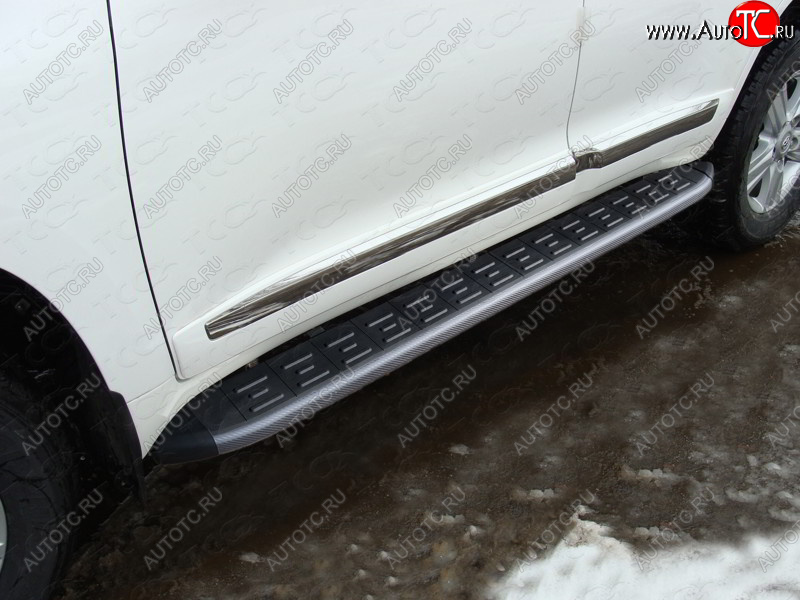 21 999 р. Пороги алюминиевые с пластиковой накладкой ТСС Тюнинг  Toyota Land Cruiser  200 (2015-2021) 2-ой рестайлинг (карбон черные)  с доставкой в г. Воронеж