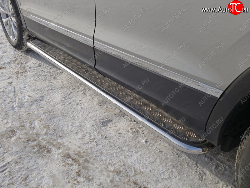 27 849 р. Пороги с площадкой 42,4 мм ТСС Тюнинг Volkswagen Tiguan Mk2 дорестайлинг (2016-2020) (серые)  с доставкой в г. Воронеж