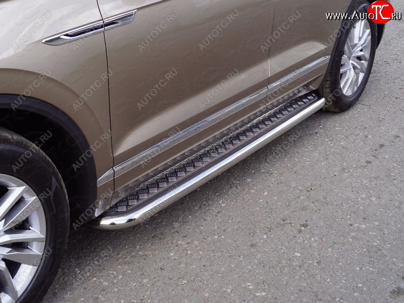 38 999 р. Пороги с площадкой 60,3 мм ТСС Тюнинг Volkswagen Touareg 3 CR дорестайлинг (2018-2022) (серые)  с доставкой в г. Воронеж