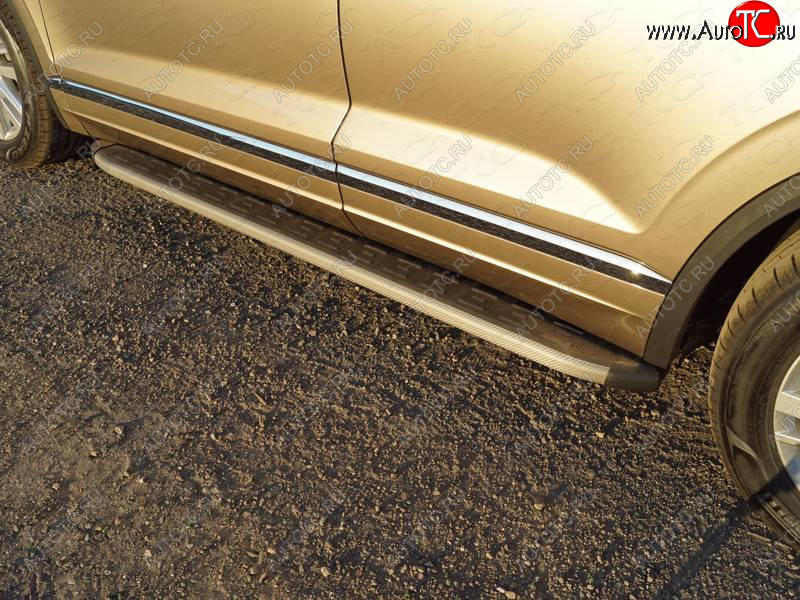 21 999 р. Пороги алюминиевые с пластиковой накладкой ТСС Тюнинг  Volkswagen Touareg  3 CR (2018-2022) дорестайлинг (карбон серые)  с доставкой в г. Воронеж