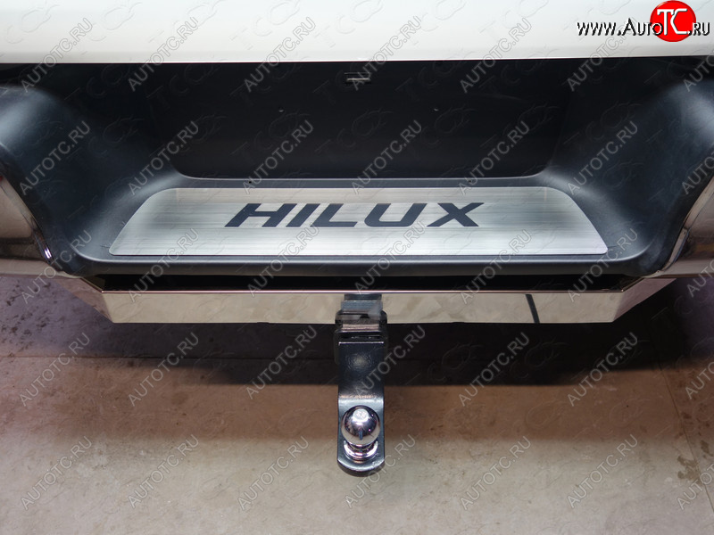 2 999 р. Накладка на задний бампер, ТСС Тюнинг  Toyota Hilux Revo (2015-2018) Double Cab дорестайлинг (лист шлифованный надпись HILUX)  с доставкой в г. Воронеж