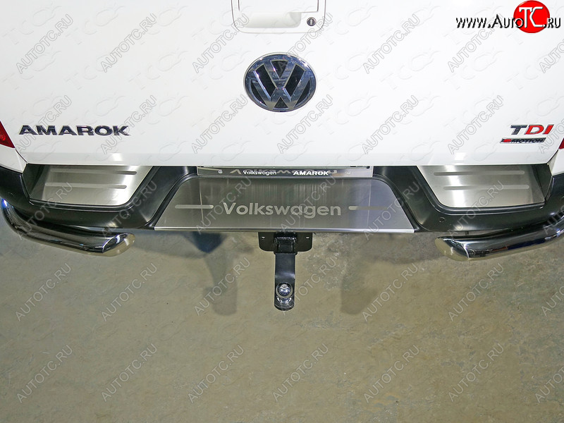 7 999 р. Накладки на задний бампер, ТСС Тюнинг  Volkswagen Amarok (2016-2022) рестайлинг (лист шлифованный надпись Volkswagen)  с доставкой в г. Воронеж