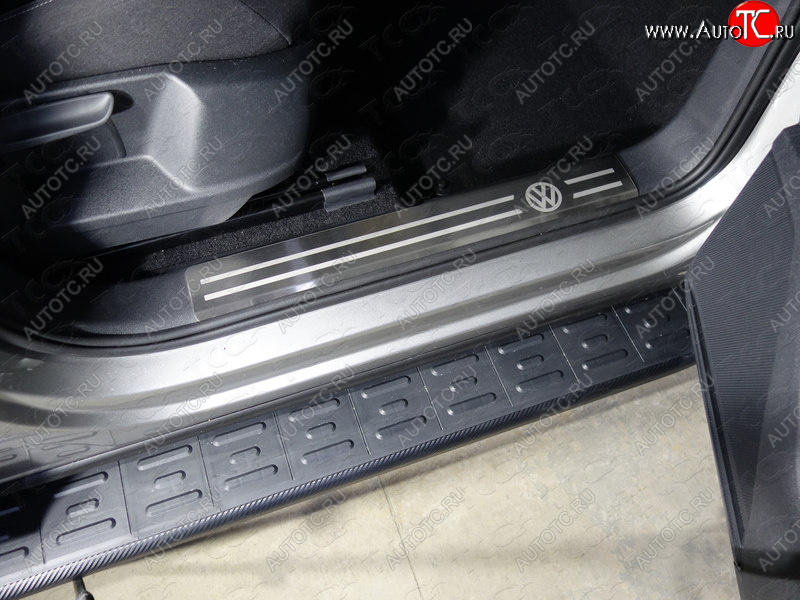 3 999 р. Накладки на пластиковые пороги, ТСС Тюнинг  Volkswagen Tiguan  Mk2 (2016-2020) дорестайлинг (лист шлифованный логотип VW)  с доставкой в г. Воронеж