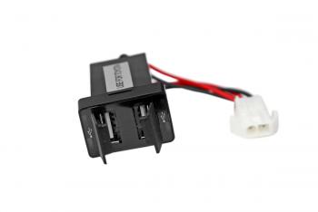 1 269 р. Розетка USB 3,1A для Toyota 32x22 РИФ rif22-4-1012800  с доставкой в г. Воронеж. Увеличить фотографию 1