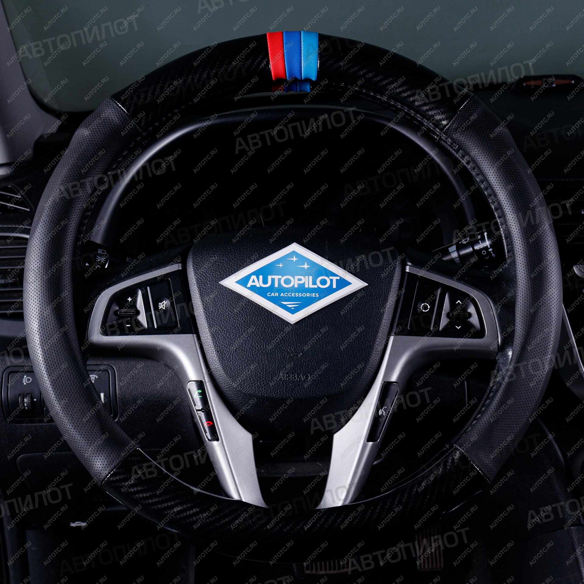 619 р. Оплетка на руль из кожи (37-39см, кожзам + карбон) Автопилот BLW-005 SSANGYONG Tivoli 1 X110 1-ый рестайлинг (2017-2019) (черный)  с доставкой в г. Воронеж