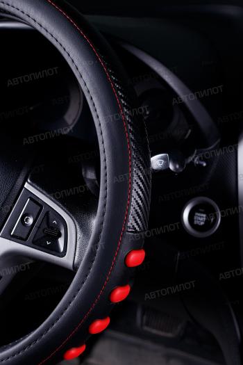 1 129 р. Оплётка на руль (37-39см BLW-011 кож/зам+карбон ) Автопилот   (черный/красный)  с доставкой в г. Воронеж. Увеличить фотографию 3