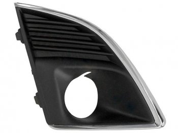 Правая решетка переднего бампера (с отверстием под ПТФ, пр-во Китай) BODYPARTS Chevrolet Cruze J300 седан рестайлинг (2012-2015) (вставка хром)