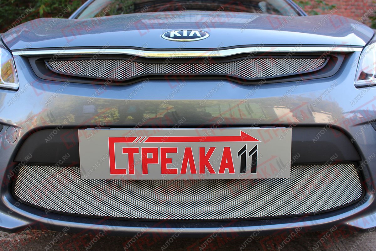 3 199 р. Защита радиатора (верх, заглушка без сот) Стрелка11 Стандарт  KIA Rio  4 YB (2017-2020) дорестайлинг, хэтчбэк (хром)  с доставкой в г. Воронеж