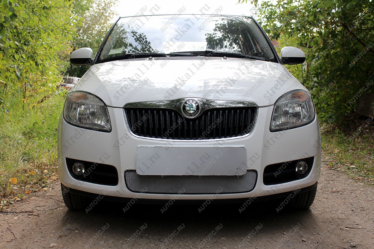 3 079 р. Защита радиатора Стрелка11 Стандарт  Skoda Fabia  Mk2 - Roomster  5J (хром)  с доставкой в г. Воронеж