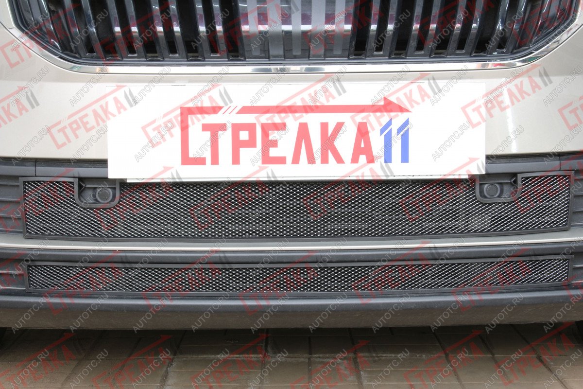 4 999 р. Защита радиатора (низ с парктроником 2 части) Стрелка11 Стандарт  Skoda Karoq  NU7 (2020-2025) рестайлинг (черная)  с доставкой в г. Воронеж