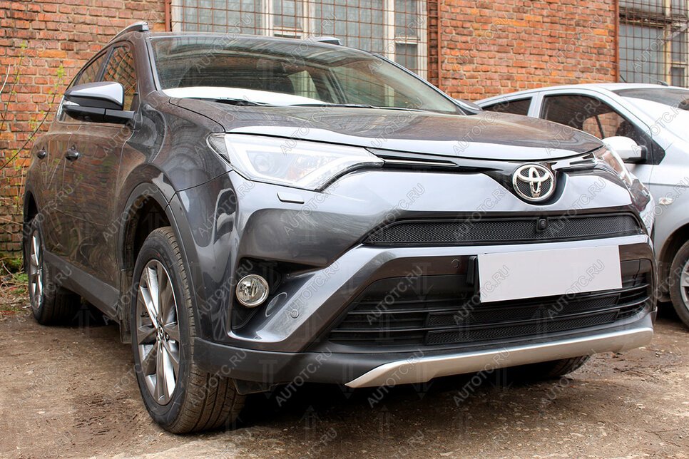 2 899 р. Защита радиатора (верх с камерой) Стрелка11 Стандарт  Toyota RAV4  XA40 (2015-2019) 5 дв. рестайлинг (черная)  с доставкой в г. Воронеж