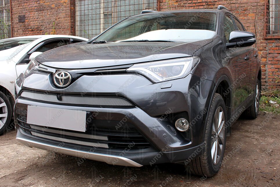 3 079 р. Защита радиатора (верх с камерой) Стрелка11 Стандарт  Toyota RAV4  XA40 (2015-2019) 5 дв. рестайлинг (хром)  с доставкой в г. Воронеж