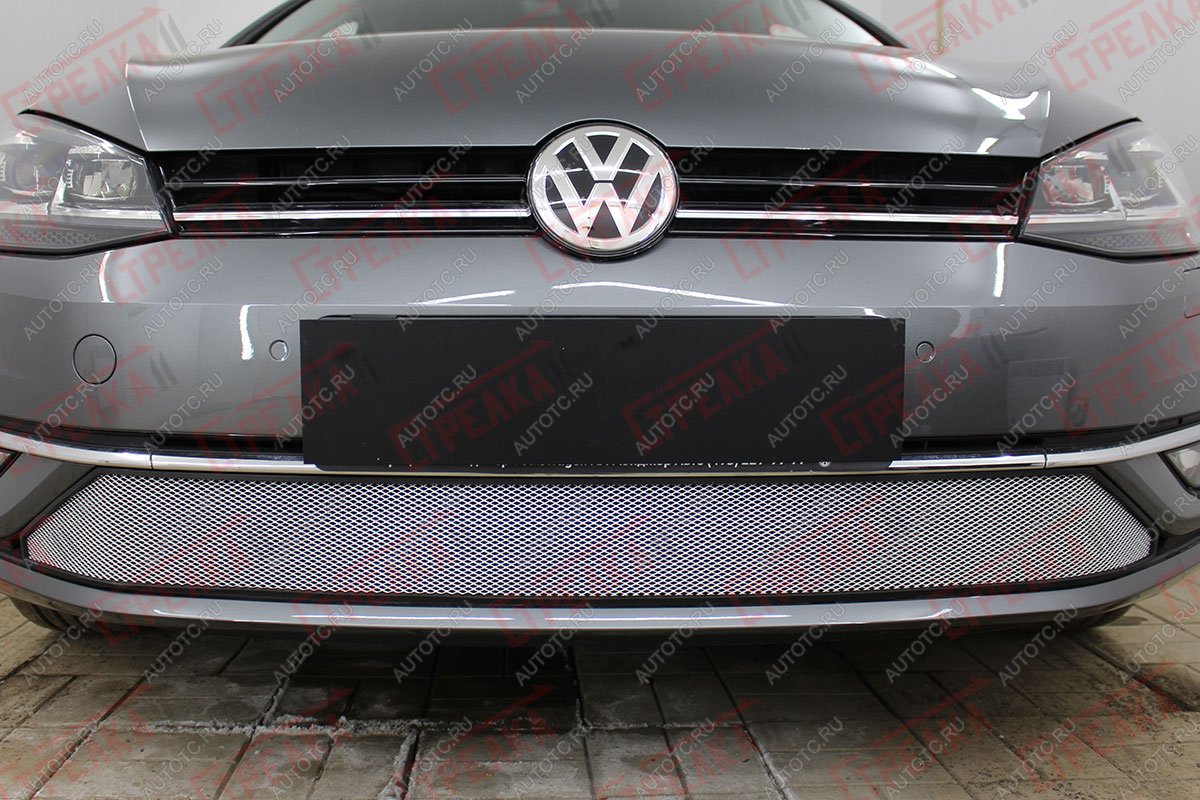 3 279 р. Защита радиатора Стрелка11 Стандарт  Volkswagen Golf  7 (2017-2020) рестайлинг универсал, рестайлинг, хэтчбэк 5 дв. (хром)  с доставкой в г. Воронеж