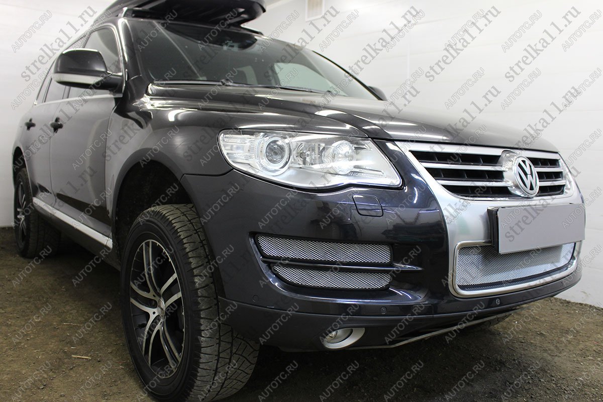3 799 р. Защита радиатора (боковая 4 части) Стрелка11 Стандарт  Volkswagen Touareg  1 GP (2006-2010) рестайлинг (хром)  с доставкой в г. Воронеж