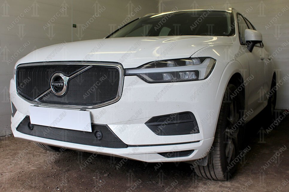 4 099 р. Защита радиатора (Inscription) (верх 2 части) Стрелка11 Стандарт Volvo XC60 (2017-2022) (черная)  с доставкой в г. Воронеж