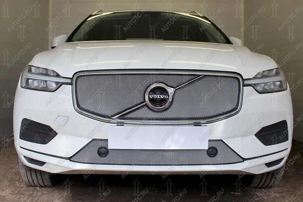 4 399 р. Защита радиатора (Momentum) (верх 2 части) Стрелка11 Стандарт  Volvo XC60 (2017-2022) (хром)  с доставкой в г. Воронеж