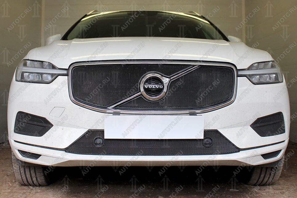 4 099 р. Защита радиатора (R-Design) (верх 2 части) Стрелка11 Стандарт Volvo XC60 (2017-2022) (черная)  с доставкой в г. Воронеж