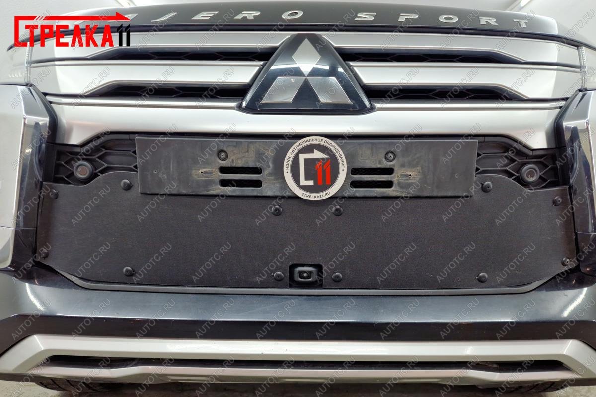 1 099 р. Зимняя заглушка решетки радиатора (низ с камерой) Стрелка11  Mitsubishi Pajero Sport  QF (2019-2022) рестайлинг (черная)  с доставкой в г. Воронеж