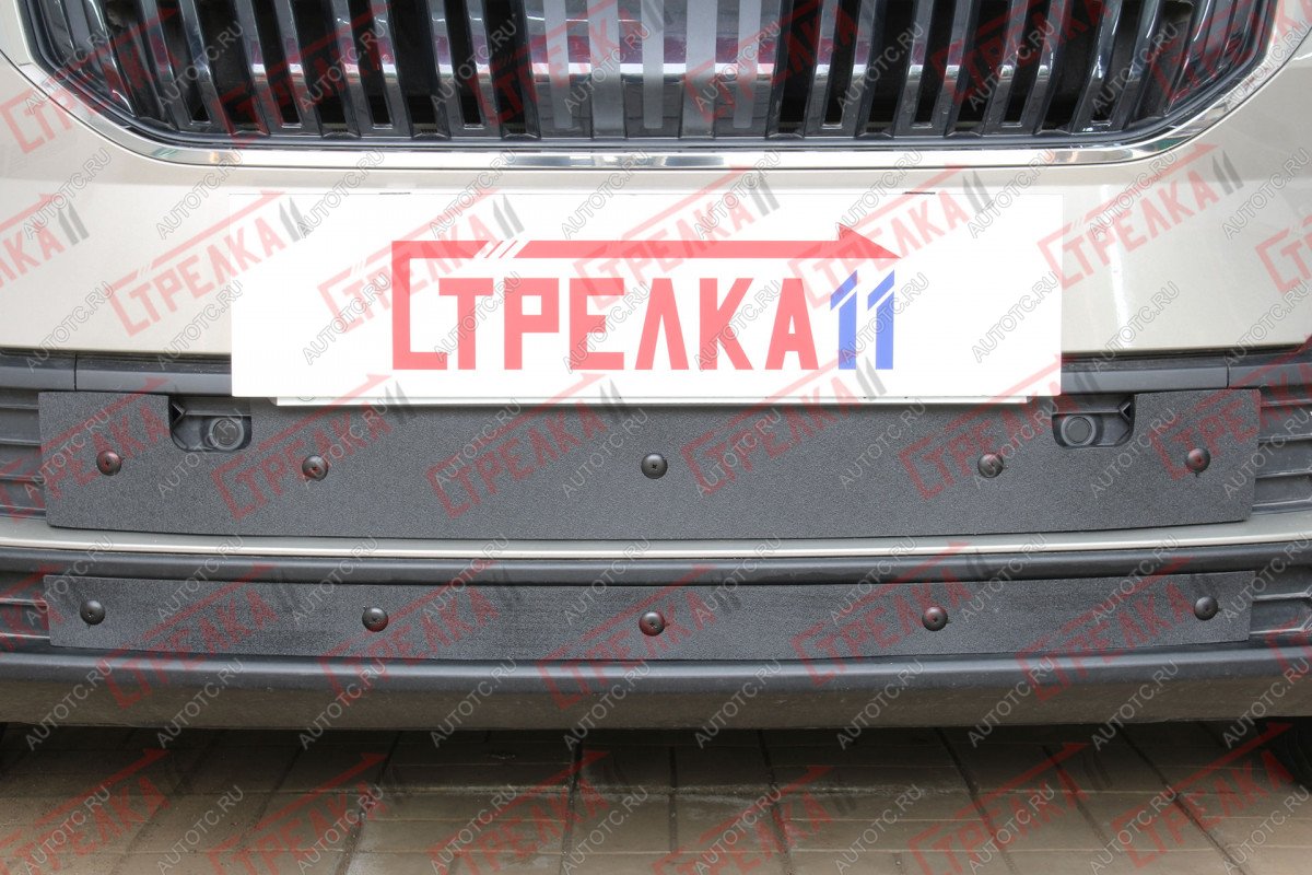 1 459 р. Зимняя заглушка решетки радиатора (низ, 2 части) Стрелка11  Skoda Karoq  NU7 (2020-2025) рестайлинг (черная)  с доставкой в г. Воронеж