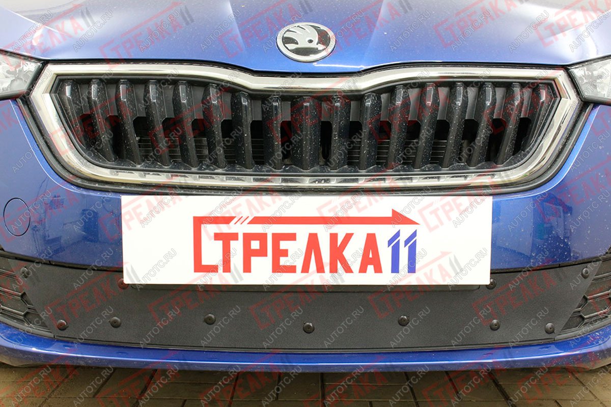 939 р. Зимняя заглушка решетки радиатора (низ с вентиляционной шторкой) Стрелка11  Skoda Rapid  MK2 (2019-2025) (черная)  с доставкой в г. Воронеж