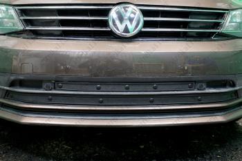 Зимняя заглушка решетки радиатора (3 части) Стрелка11 Volkswagen (Волксваген) Jetta (Джетта)  A6 (2015-2018) A6 седан рестайлинг ()