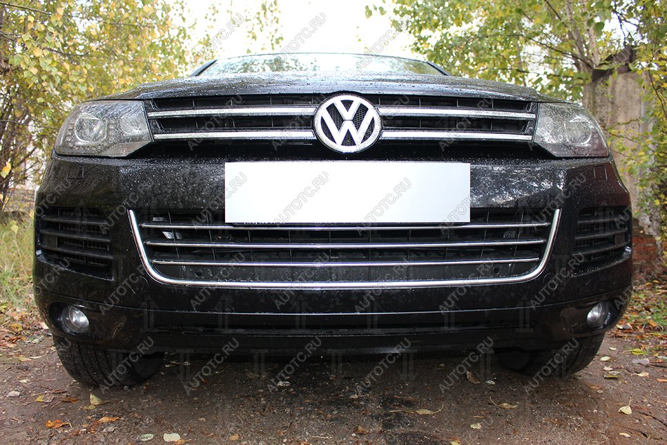 759 р. Зимняя заглушка решетки радиатора (низ) Стрелка11  Volkswagen Touareg  2 NF (2010-2014) дорестайлинг (черная)  с доставкой в г. Воронеж
