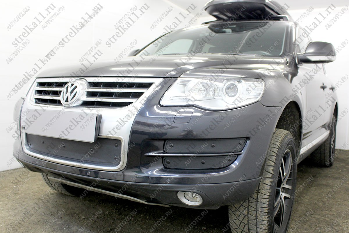 1 599 р. Зимняя защита на стяжке (боковая 4 части) Стрелка11  Volkswagen Touareg  GP (2006-2010) рестайлинг (черная)  с доставкой в г. Воронеж