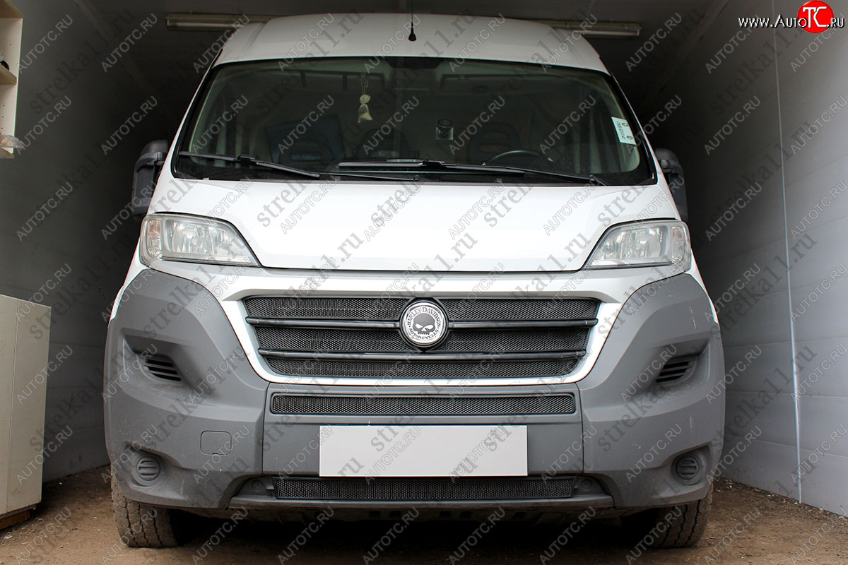 6 399 р. Защитная сетка в бампер (ячейка 3х7 мм, 5 частей) Alfeco Стандарт Fiat Ducato 290 (2014-2025) (Чёрная)  с доставкой в г. Воронеж