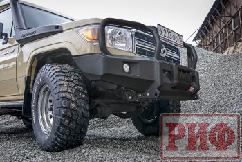 67 989 р. Бампер передний силовой РИФ Toyota Land Cruiser 70 5 дв. 2-ой рестайлинг (1999-2004) (С дополнительными фарами и защитной дугой, под штатную лебедку)  с доставкой в г. Воронеж. Увеличить фотографию 3