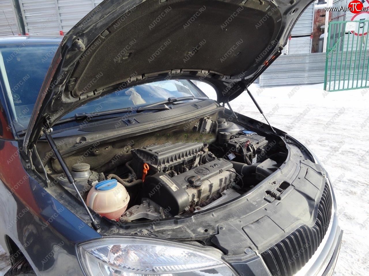 2 049 р. Упоры капота Russtal Skoda Fabia Mk2 универсал рестайлинг (2010-2014) (2 штуки)  с доставкой в г. Воронеж
