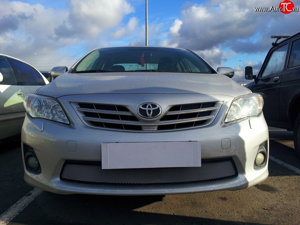 1 539 р. Сетка на бампер Russtal (хром) Toyota Corolla E150 седан рестайлинг (2009-2013)  с доставкой в г. Воронеж