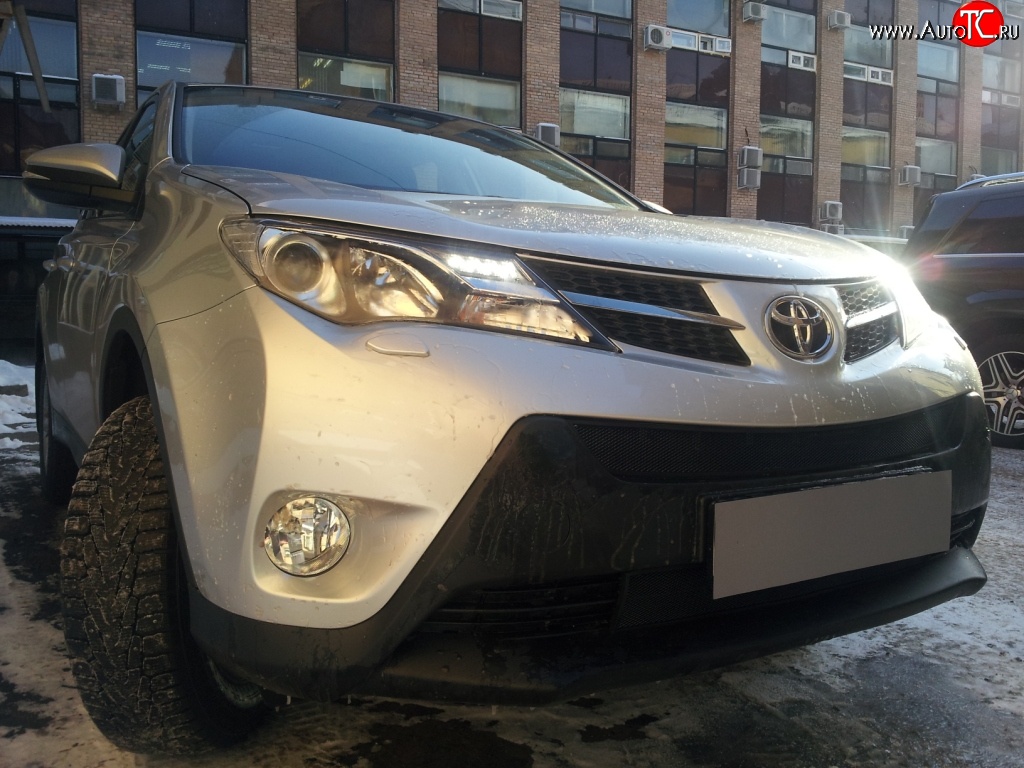 1 469 р. Нижняя сетка (для комплектации Стандарт) на бампер Russtal (черная) Toyota RAV4 XA40 5 дв. дорестайлинг (2012-2015)  с доставкой в г. Воронеж