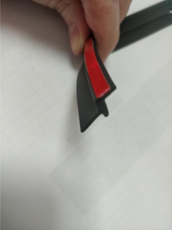 Универсальный уплотнитель FlexLine (на самоклеящейся основе, лепесток 9 mm, 1 погонный метр) Volkswagen Beetle A5 (5С1) хэтчбэк 3 дв. дорестайлинг (2011-2016)