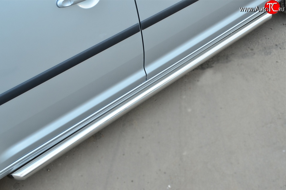 79 999 р. Защита порогов из круглой трубы диаметром 63 мм (рестайлинг) Russtal Volkswagen Caddy 2K дорестайлинг (2003-2010) (Защита порогов с со скосами на торцах (вариант 1))  с доставкой в г. Воронеж