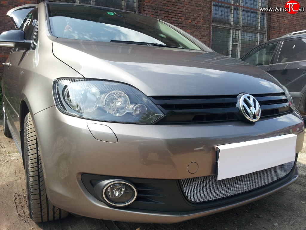 2 189 р. Сетка на бампер (рестайлинг) Russtal (хром) Volkswagen Golf Plus 5 (2004-2009)  с доставкой в г. Воронеж