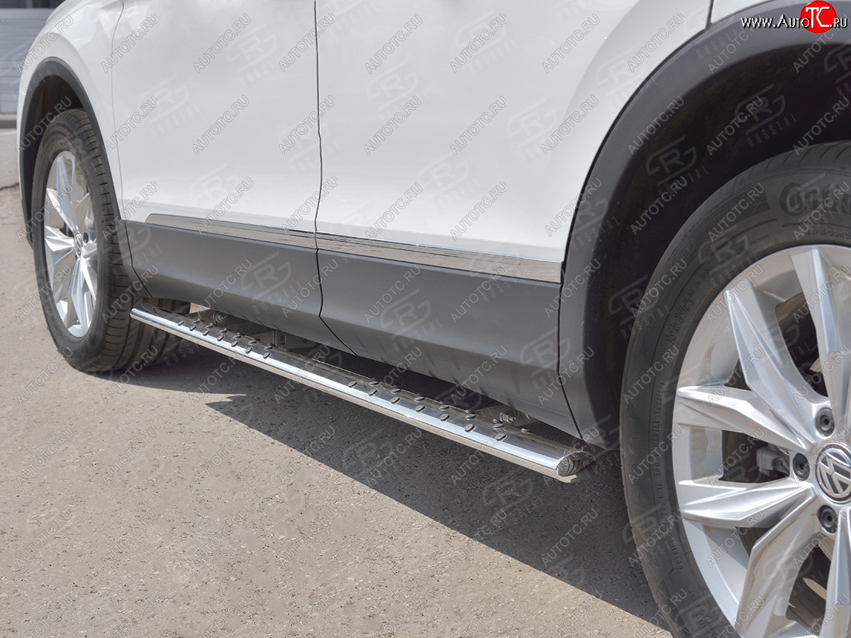 16 649 р. Защита порогов (Ø75х42 мм с проступью, NOT R-LINE) Russtal Volkswagen Tiguan Mk2 рестайлинг (2020-2022) (полированная нержавейка)  с доставкой в г. Воронеж