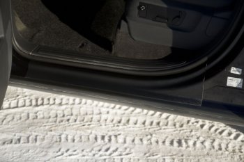 1 779 р. Накладки на внутренние пороги передних дверей RA Volkswagen Touareg GP рестайлинг (2006-2010)  с доставкой в г. Воронеж. Увеличить фотографию 2